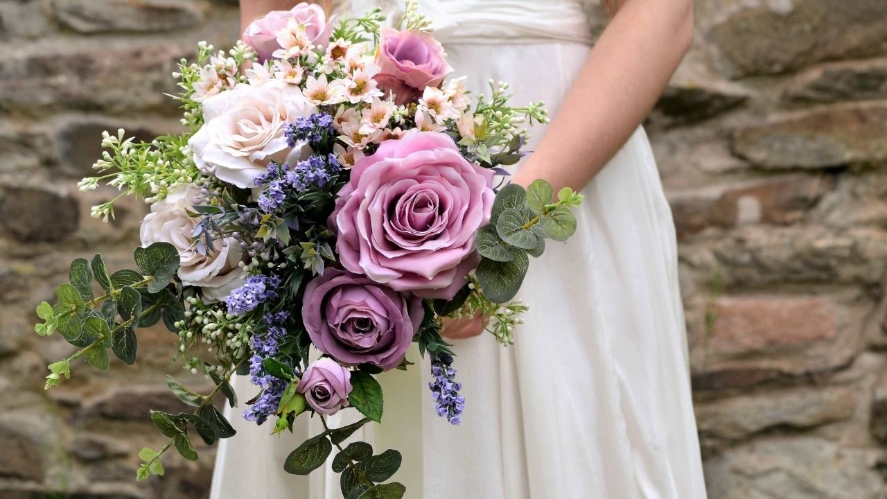 Fake Flowers Bulk Bouquets for Brides on Their Wedding Day: The New Trend